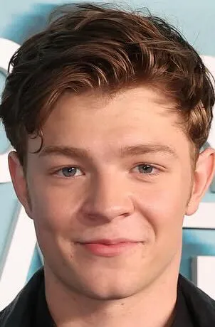 Фотография актёра Оакс Фигли (Oakes Fegley)